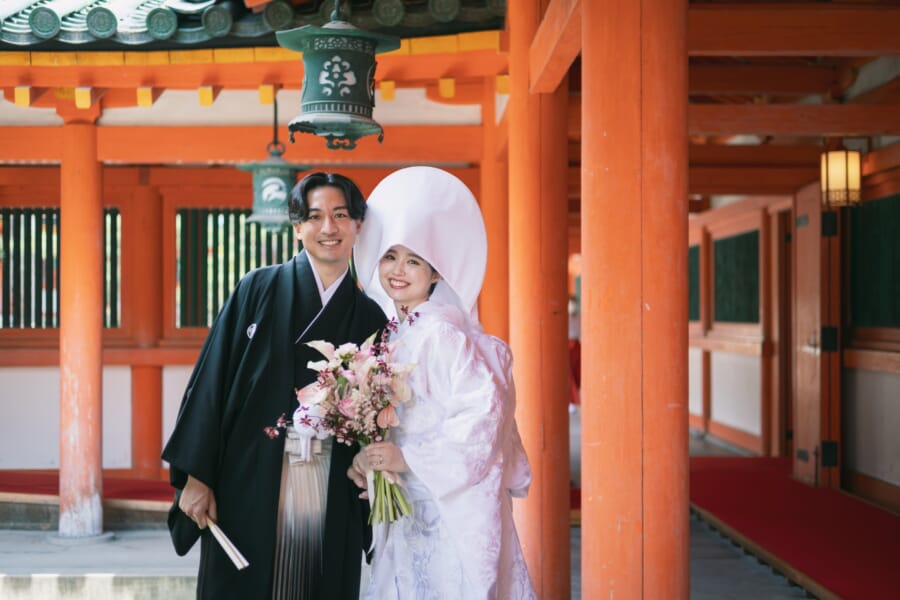 平安神宮での和装の新郎新婦